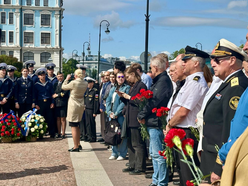  В Петербурге память моряков почтили возложением цветов